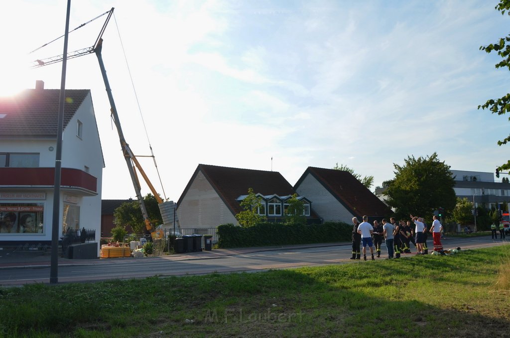 Kran drohte umzustuerzen Koeln Porz Zuendorf Hauptstr P017.JPG - Miklos Laubert